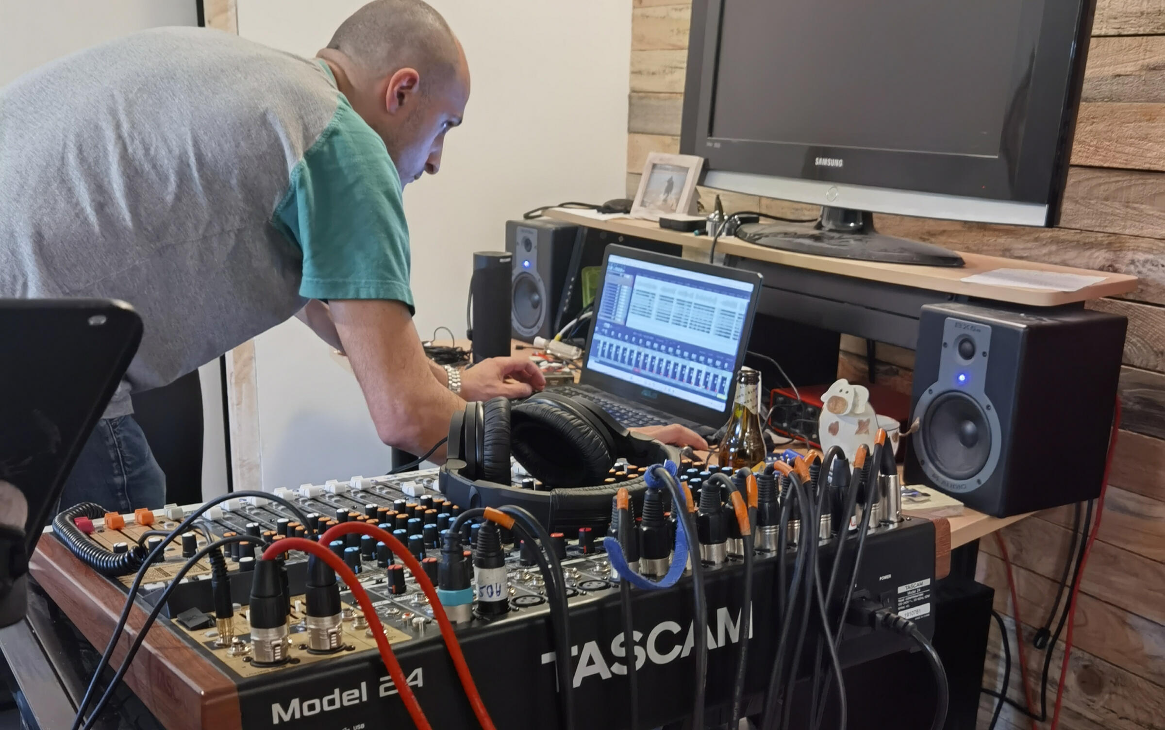 Live band recording Recording a band live in their rehearsal space